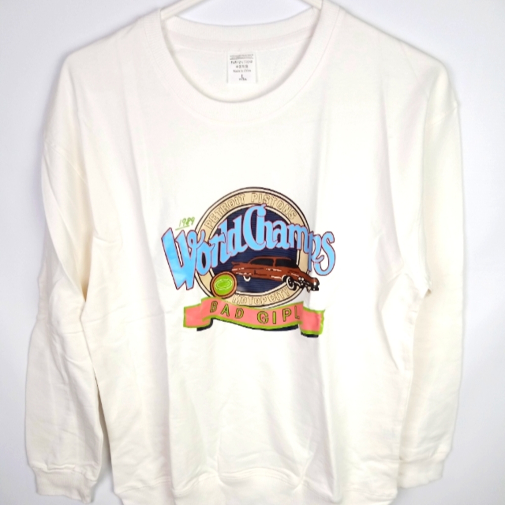 NWOT fashion trend white sweatshirt L size